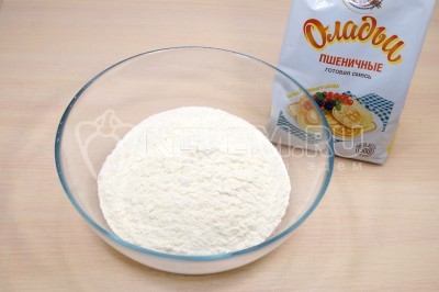 Чтобы приготовить вкусные оладьи с яблоками, для начала нужно добавить секретный ингредиент, 500 грамм смеси для оладий в большую миску.