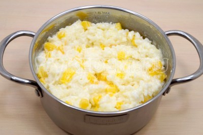 Рисовая каша с тыквой на молоке в кастрюле готова.