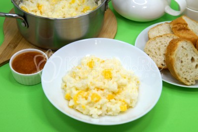 Рисовая каша с тыквой на молоке в кастрюле