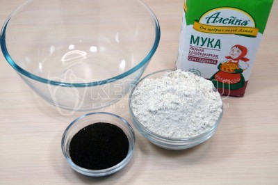 В большой миске смешать 200 грамм ржаной муки и 2 столовые ложки сухого солода.