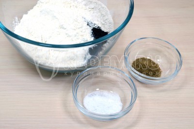 Добавить 1/2 чайной ложки соли и 1/4 чайной ложки молотого кориандра.