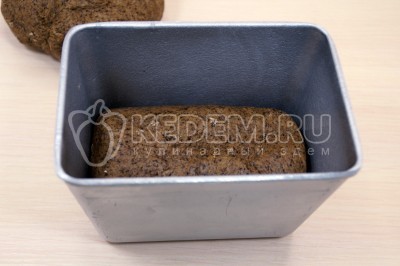 Выложить тесто в формы для выпечки хлеба, смазанные подсолнечным маслом, или сформировать круглые буханки.