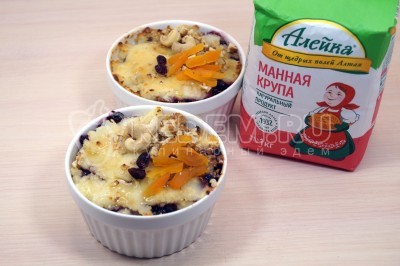 Вынуть из духовки и немного остудить, украсить сверху по желанию.