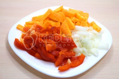 Нарезать овощи кусочками.