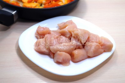 300 грамм куриного филе нарезать кубиками.