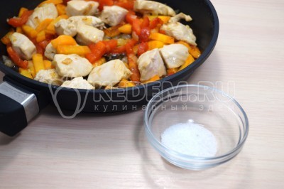 Добавить в сковороду с курицей 1/2 чайной ложки соли.
