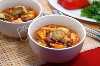 Курица тушеная с фасолью и овощами в томатном соусе