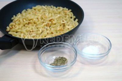 Добавить 1/4 чайной ложки соли и 1 щепотку прованских трав по вкусу.