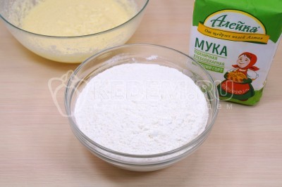 Отмерить 400 грамм муки.