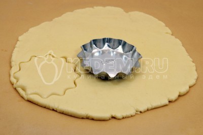 Формочкой вырезать заготовки для молочных коржиков.