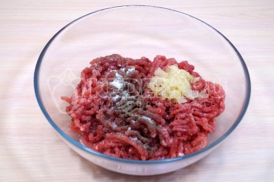 В миске смешать 200 грамм мясного фарша, 1/4 чайной ложки соли, 1 щепотку черного молотого перца и обжаренный лук из миски.