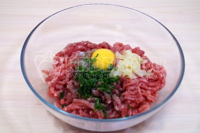 Добавить мелко нашинкованную зелень петрушки по вкусу и 1 яйцо.