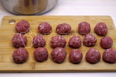 Добавить мясные фрикадельки.