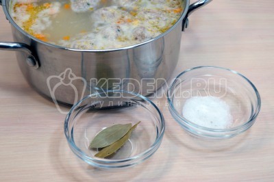 Добавить 1/2 чайной ложки соли и 1-2 лавровых листа по вкусу.