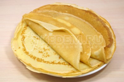 Блины сложить стопкой.