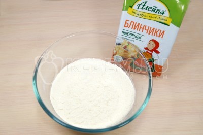 В миску отмерить 500 грамм готовой смеси для приготовления пшеничных блинчиков.