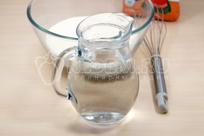 Добавить 900 миллилитров теплой воды.