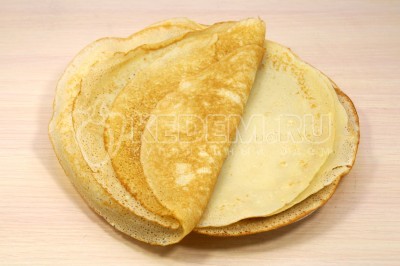 Блинчики сложить стопкой.