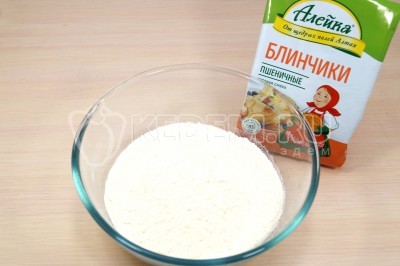 Чтобы приготовить блины с жульеном, нужно приготовить вкусные тонкие блинчики, для этого в миску отмерить 500 грамм готовой смеси для приготовления блинчиков.