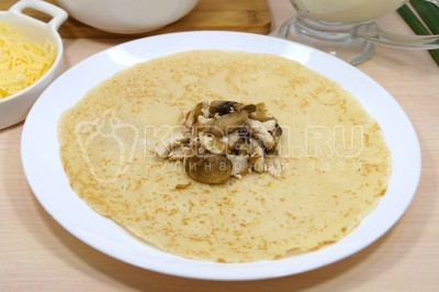 Добавить грибы с курицей на блинчик.