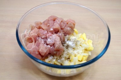 Добавить 1/4 чайной ложки соли и черный молотый перец по вкусу. Перемешать начинку для курника.