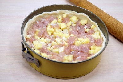 Выложить начинку из картофеля и курицы и разровнять.