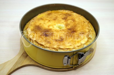 Вынуть курник из духовки и немного остудить. 