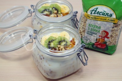 Утром добавить нарезанный кусочками киви, банан, орехи, мёд по желанию.