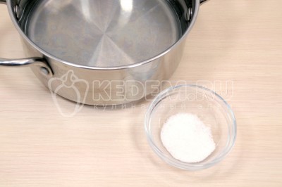 Чтобы приготовить макароны с сардельками в томатном соусе, нужно в кастрюле вскипятить 1 литр воды, добавить 1/2 чайной ложки соли.