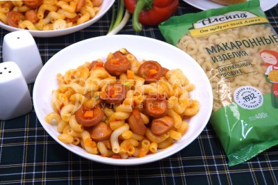 Макароны с сардельками в томатном соусе