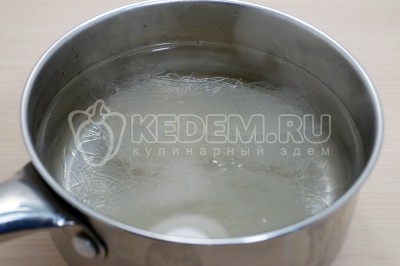 Залить фунчозу кипятком и оставить на 10 минут.