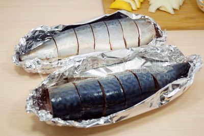 Разрезать каждую тушку на порционные кусочки и выложить в формочки из фольги.