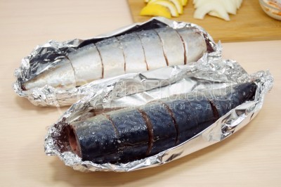 Посолить каждый кусочек рыбы.