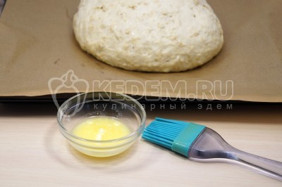 Растопить 1 столовую ложку сливочного масла и смазать булочку.
