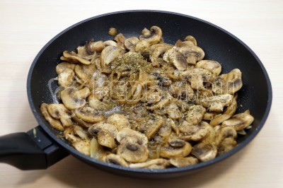 Добавить 1/4 чайной ложки соли, черный молотый перец по вкусу и 1 щепотку прованских трав. Перемешать и обжарить грибы на сковороде 2-3 минуты.