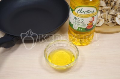 На сковороде разогреть 1 столовую ложку натурального подсолнечного масла ТМ «Алейка».