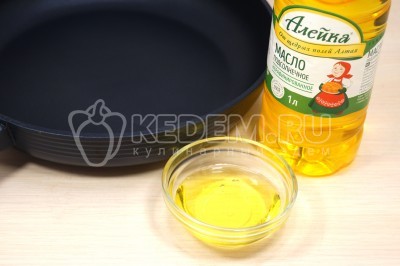 На сковороде разогреть 2 столовые ложки натурального подсолнечного масла.