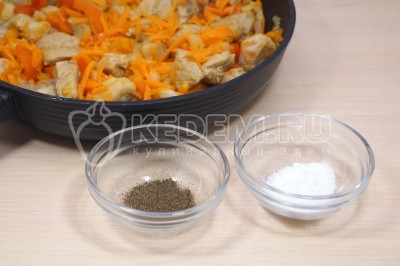 Добавить 1/2 чайной ложки соли и черный молотый перец по вкусу.
