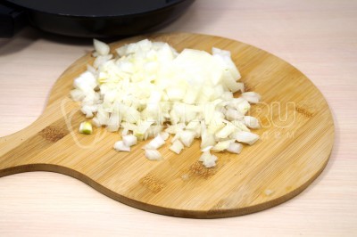 Луковицу мелко нашинковать.