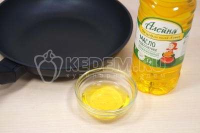 На сковороде разогреть 3 столовые ложки натурального подсолнечного масла ТМ «Алейка», от щедрых полей Алтая.