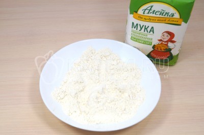 В миску высыпать 3 столовых ложки муки ТМ «Алейка».