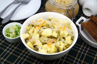Салат с квашеной капустой и картофелем