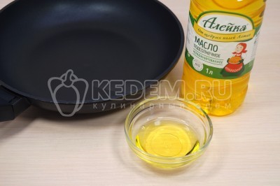 На сковороде разогреть 2 столовые ложки натурального подсолнечного масла ТМ «Алейка».