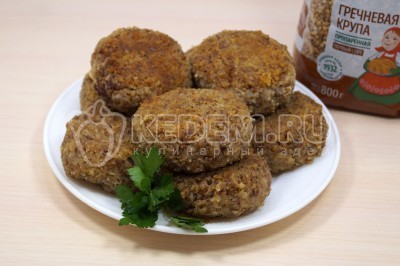 Котлеты выложить на блюдо, украсить по желанию.