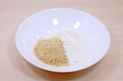 В миске смешать 3 столовые ложки муки и 3 столовые ложки панировочных сухарей.