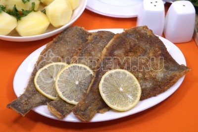 Камбала жареная в муке и панировочных сухарях