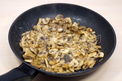 Посолить и поперчить по вкусу. Остудить.