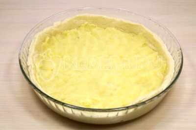 Выложить картофельное пюре и разровнять.