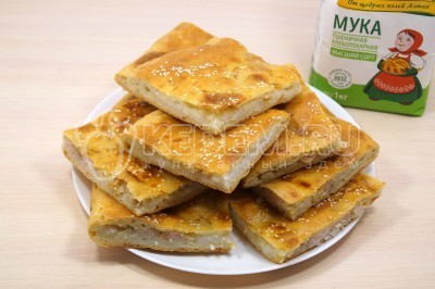 Нарезать пирог на порционные кусочки.