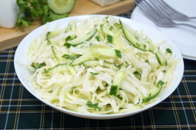 Салат из свежей капусты с огурцом
